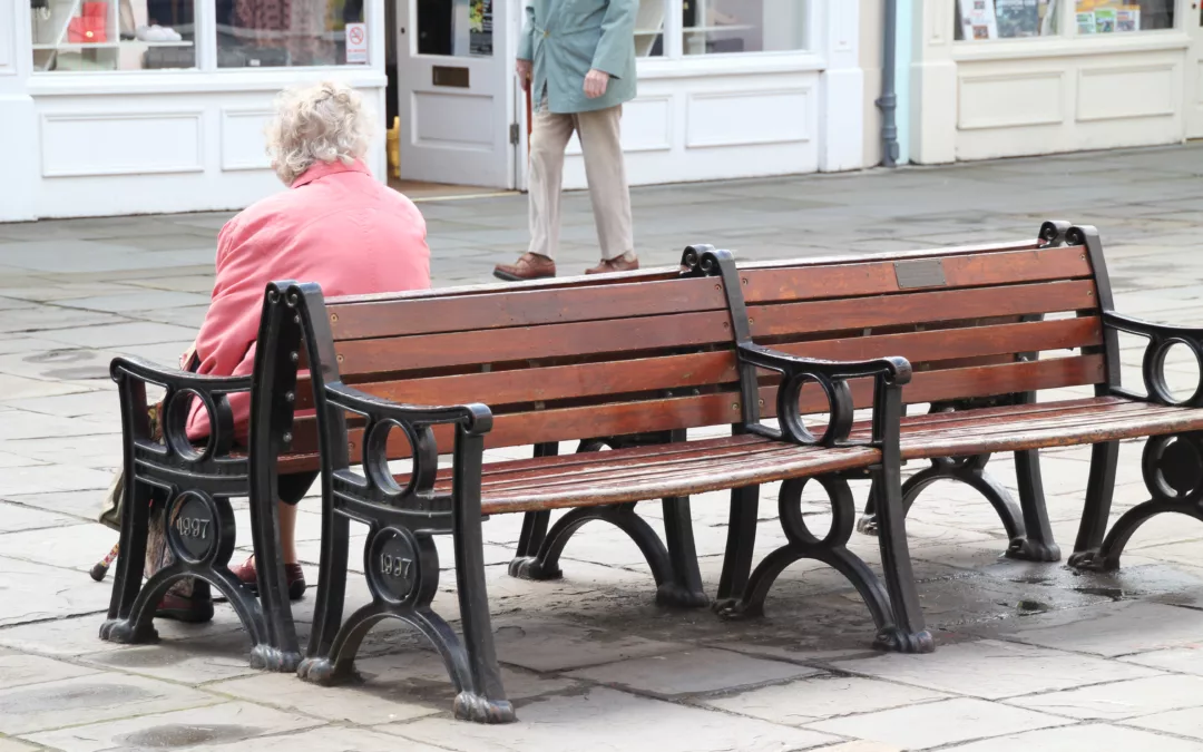 starsza kobieta samotnie siedząca na ławce